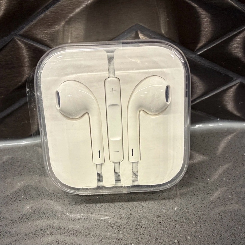 NWT Set Of 2 NWT Apple Earphones Genuine 3.5mm